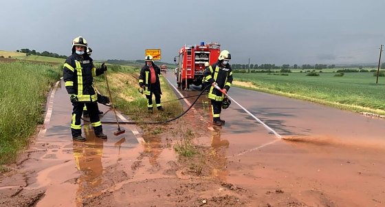 Bild: Stra&szlig;e nach Heringen musste von Schlamm befreit werden
