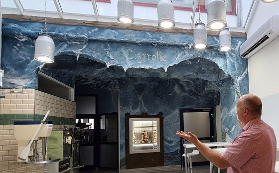 Bild: Die Eisgrotte gestaltete ein K&uuml;nstler aus R&ouml;blingen am See in Sachsen Anhalt.