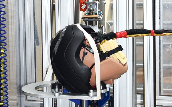 Bild: In verschiedenen Positionen saust der Helm auf den Ambos.