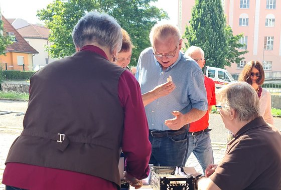 Bild: Winfried Schmitt, alias Prof. Zwanziger, "kassiert" an der Hoft&uuml;r ab.