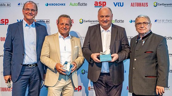 Bild: Thomas Peckruhn (2. v.l.) und Helmut Peter (2. v.r.) freuten sich &uuml;ber die Auszeichnung. Mit auf dem Bild: Ralph M. Meunzel (links) und Klas-Dieter Breitschwert (rechts)