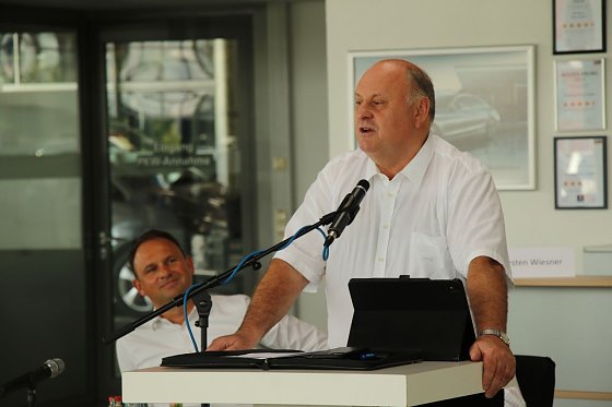 Bild: Den Auftakt zum Start ins Berufsleben f&uuml;r seine neuen Azubis &uuml;bernimmt Helmut Peter traditionell selbst