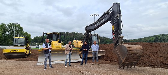 Bild: Der Rohbau kann beginnen - von links: Matthias Jendricke, Gunnar Reuter, Torsten Klaus, Silvio Wagner