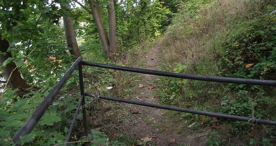Bild: Wenige Meter ab Wassertreppe Richtung Altstadt endet der Johanniswall. Dahinter ein enger Pfad neben einem absch&uuml;ssigen Hang. Endpunkt des Walls w&auml;re die Barf&uuml;&szlig;erstra&szlig;e in H&ouml;he der Gastst&auml;tte "Felix" gewesen.