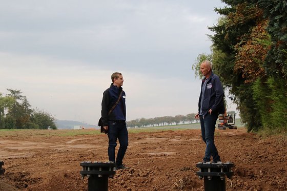 Bild: v.l.: Tim H&ouml;rth und und Hans-J&uuml;rgen Weidt auf dem Kollektorfeld in Werther