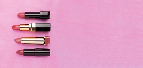 Bild: Stark belastet mit Mineral&shy;&ouml;len und Co (von oben Catrice, Chanel, Max Factor X, Artdeco) 