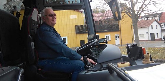Bild: Wie schon zur Landpartie nach B&uuml;ckeburg sa&szlig; auch diesmal wieder Uwe Keitel f&uuml;r Brauer am Steuer seines Busses.