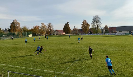 Bild: Leimbach (blaue Trikots) konnte Udersleben nach 0:3-R&uuml;ckstand noch mit 5:3 besiegen
