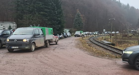 Bild: Absperrungen werden in das Revier gefahren