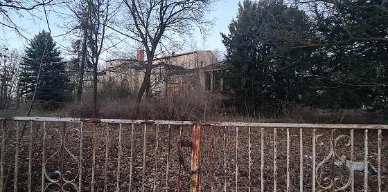 Bild: Einladend wirkt das Gel&auml;nde des Lindenhofes nicht unbedingt