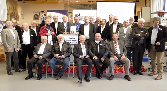 Bild: Gruppenbild der Vereinsmitglieder mit einigen G&auml;sten