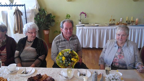 Bild: Beim letzten Klassentreffen war noch Lehrer Gerhard Stolz anwesend. Er starb im Vorjahr im Alter von &uuml;ber 90 Jahren. Rechts neben ihm seine ehemalige Sch&uuml;lerin Erika Hoyer, die Klassentreffen organisierte. Links Anneliese Eisen&auml;cher.