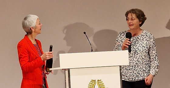 Bild: Zum Abschied gab es eine Flasche Flutwein von einer Vertreterin des Bibliotheks-F&ouml;rdervereins