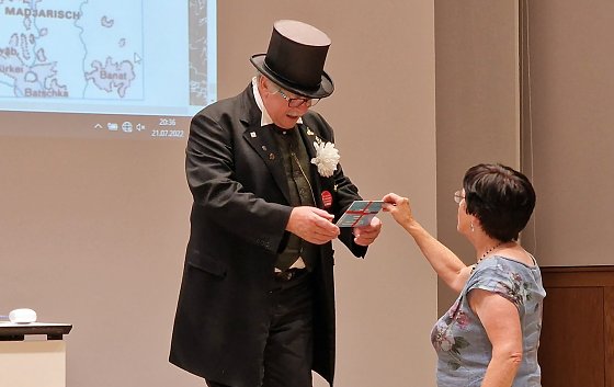 Bild: Bibliothekschefin Hildegard Seidel dankt dem "Vorleser"