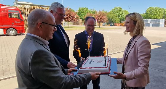 Bild: Eine Geburtstagstorte der Stadt Nordhausen &uuml;bergab B&uuml;rgermeisterin Alexandra Rieger