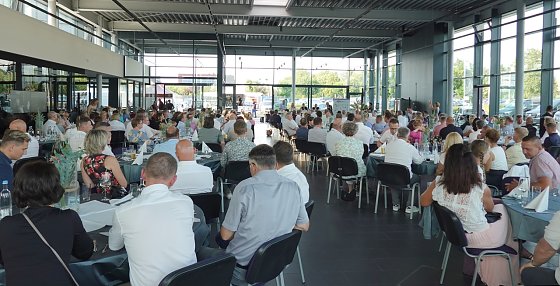 Bild: Volles Haus im neuen Autohaus