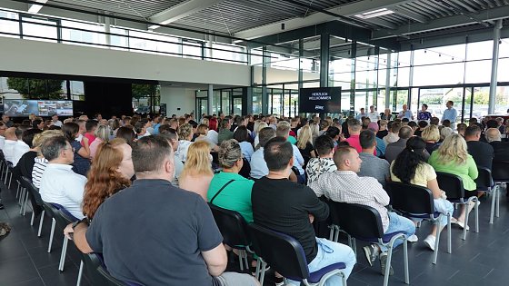 Bild: Eltern, Gro&szlig;eltern, Freunde und die "Neuen"