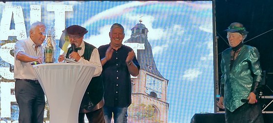 Bild: Manfred spanegenberg durfte sich ins Ehrenbuch der Stadt Nordhausen eintragen