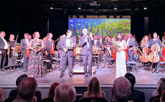 Bild: Die Solisten des Abends, von links: Camila Ribero-Souza (Sopran), Kyounghan Seo (Tenor), Daniel Klajner und Rina Hirayama (Mezzosopran). Und nat&uuml;rlich das Loh-Orchester.