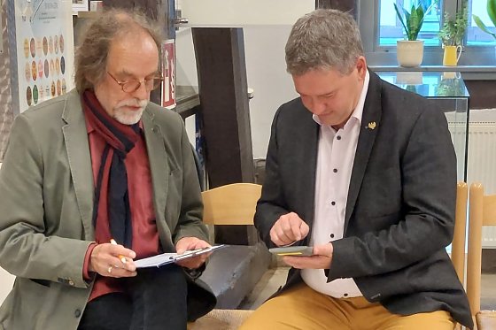 Bild: J&uuml;rgen Rennebach und Thomas M&uuml;ller bei der Auswertung