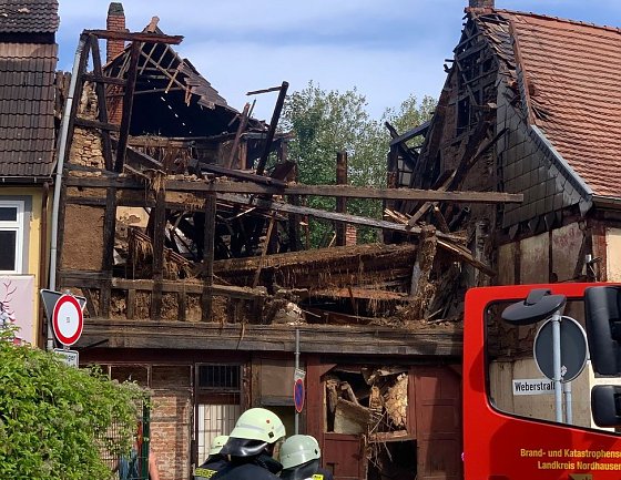 Bild: Das abgebrannte Haus ist eingest&uuml;rtzt und wird mit Hilfe des THW abgetragen