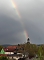Der Regenbogen zielt genau auf die Kirchturmspitze in Sundhausen. 