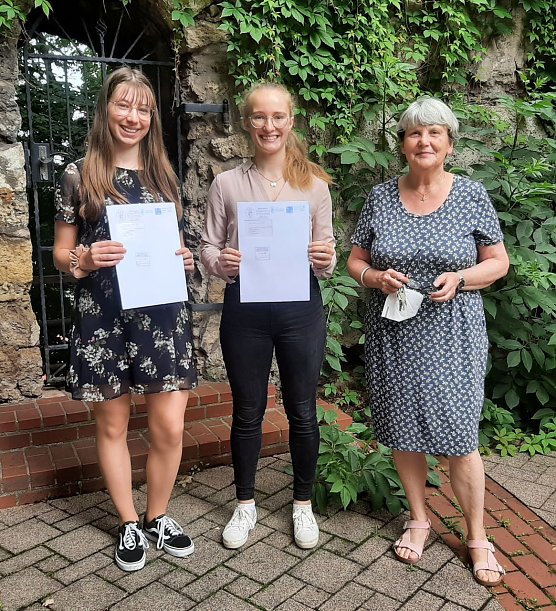 Bild: v.l.: Andrea Krist, Lydia Bieles und Eva-Maria Kelle