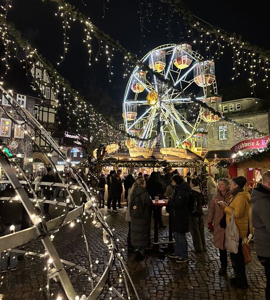 Bild: Beleuchtetes Riesenrad auf dem Weihnachtsmarkt in Goslar