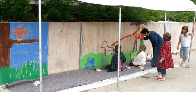 Bild: Kinder bemalen Mauer