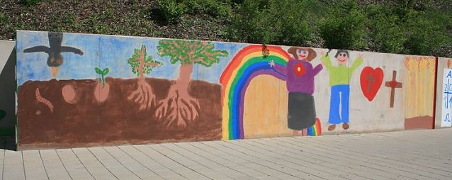 Bild: Kinder bemalen Mauer