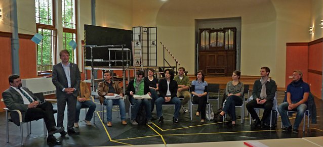 Bild: Ensemble steht