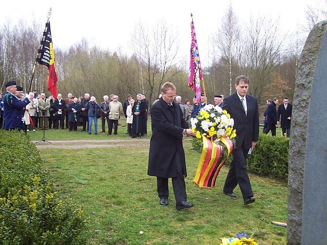 Bild: Kranz niedergelegt