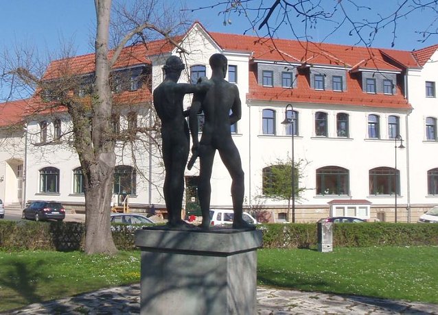 Bild: Plastik vor dem Kulturhaus