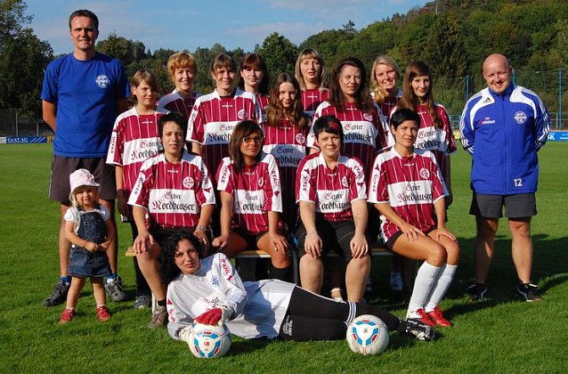 Bild: Frauen an den Ball
