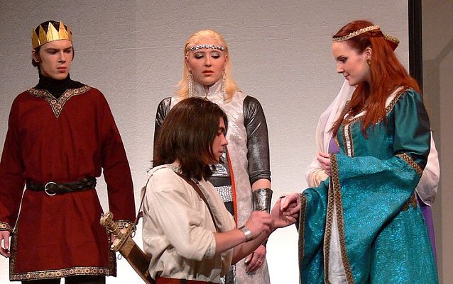 Bild: Jugendlichen spielen Theater