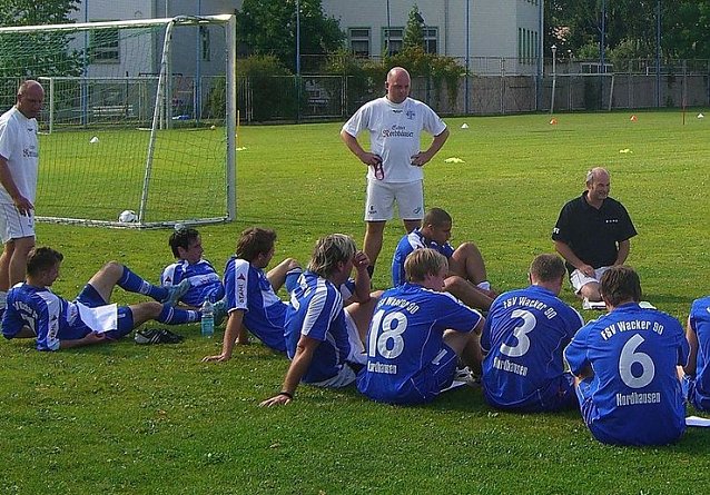 Bild: Drei Trainer bei der Vorbereitung