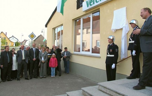 Bild: Neues Vereinshaus &uuml;bergeben