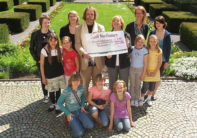 Bild: SCheck &uuml;bergeben