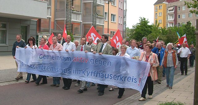 Bild: Demonstration gegen Neonazis