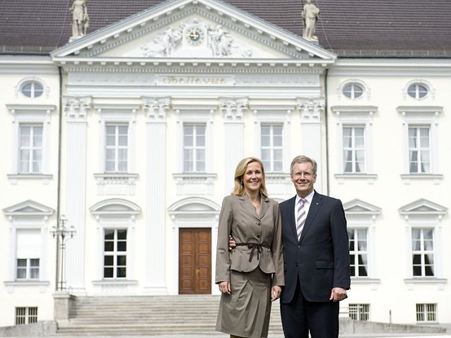 Bild: Vor dem Amtssitz mit seiner Frau