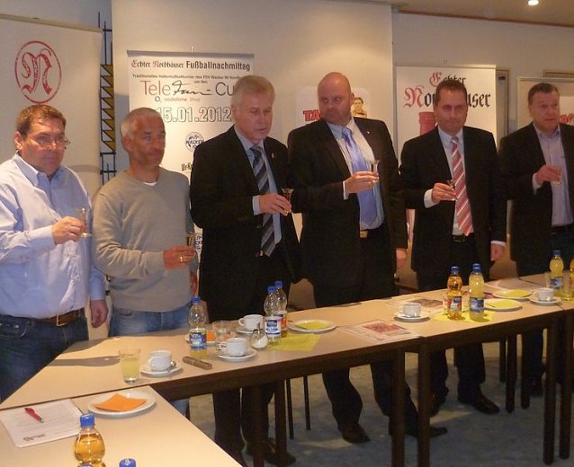 Bild: W&auml;hrend der Pressekonferenz, 2. von rechts