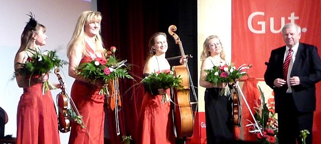Bild: Vier Damen und ein Herr