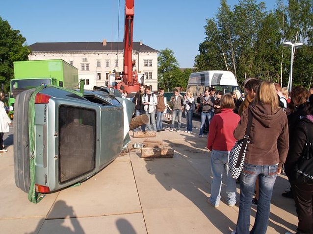 Bild: Interesse am Wrack nach Absturz