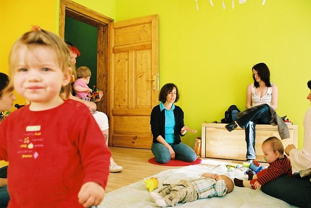 Bild: Gunde Tietje beim Spiel mit Kindern