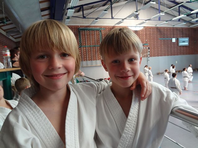 Bild: Erst Karate...