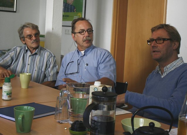 Bild: Adams (rechts) im Gespr&auml;ch mit Bernd Sachse und Dirk De Gooijer