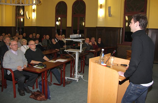 Bild: Vortrag im Plenarsaal