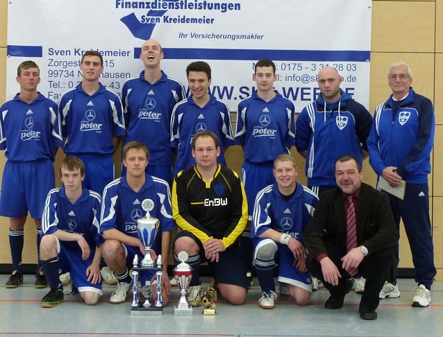 Bild: B&uuml;rgermeister (rechts unten) sponsert Pokal