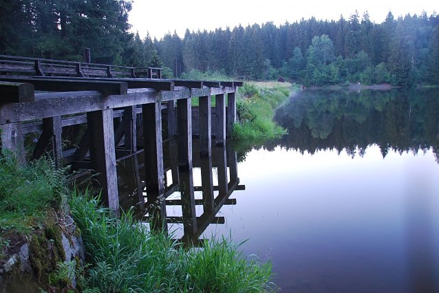 Bild: Oberharzer Bergbauteich mit Eisbrecher an der Ausflut