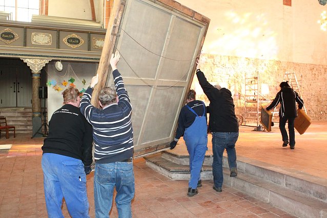 Bild: Epitaph wird transportiert